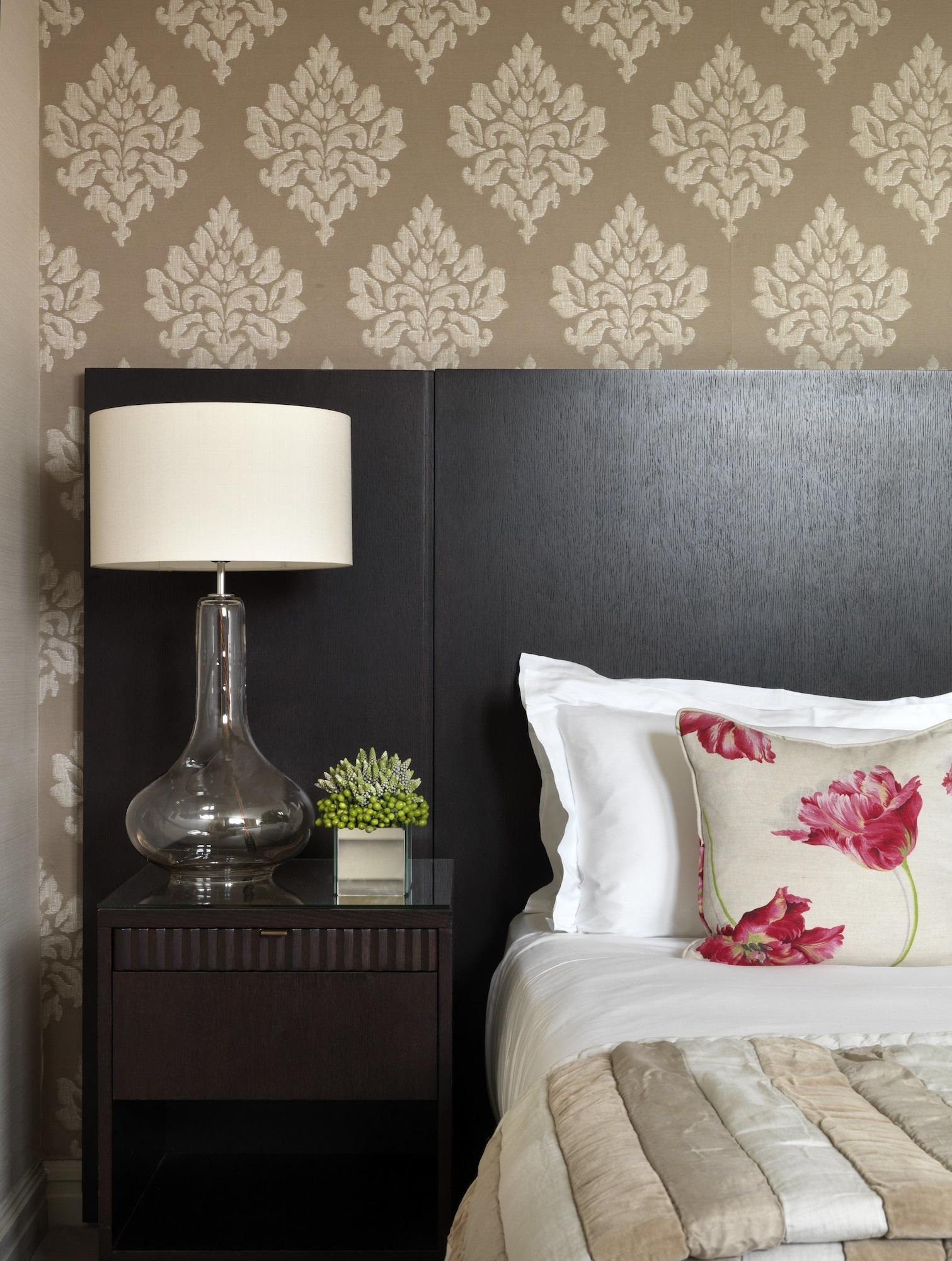 The Westbury Hotel Dublino Esterno foto A lamp on a bedside table
